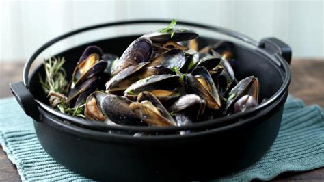  Moules Marinière: En Crème av Havets Smaker Möter en Spritz av Vitvinskryddighet!