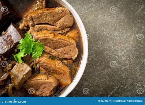  Stewed Duck with Preserved Plum Sauce – En smak av söt och salt, en symfoni av möra texturer!