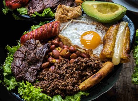  Bandeja Paisa - En Sprudlande Smakbomb av Traditionell Kolumbiansk Komfortmat!