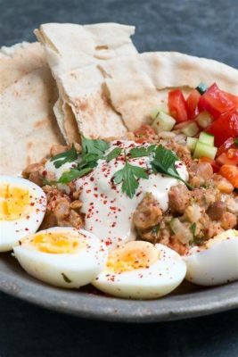 Ful Medames: En djupdykning i den egyptiska frukosten med aromer av kryddor och det säregna tuggmotståndet från kikärtorna!