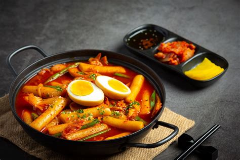  Hakka Tteokbokki - En Explosion av Smaksensationer och Smörig Textur!