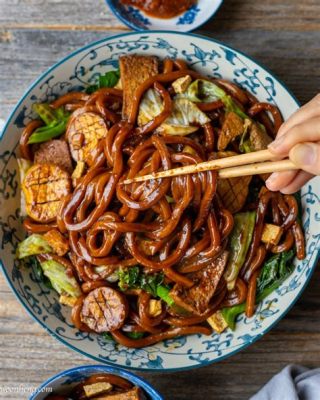  Hokkien Mee: En Smakrik Umami-bomb Med Kryddiga Kokosnoter och Mjälla Tjocka Nudlar!