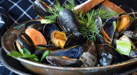  Moules Marinières! A Symphony of Briny Flavors in Marseille's Coastal Embrace