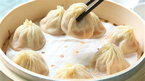   Mutton Soup Dumplings: En Savory Explosion Meets Delicate Dough Pockets?