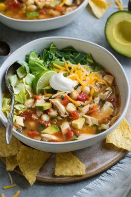 Pozole! En kryddig och smakrikMexikansk soppa fylld med kött och toppings