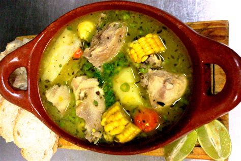 Sancocho de Gallina: En läcker smakresa genom den tropiska grytan av sötma och kryddstarkhet!