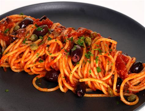  Spaghetti alla Puttanesca – En italiensk smakbomb med en historia lika kryddig som dess sås!