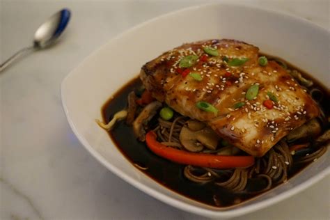  Weifang Jiaodong Seared Noodle Soup: Enhetlig Umami Och Spridskt Skarphet I Varje Slurk!