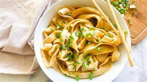  Wuwei Hand-Pulled Noodles - En Smakrik Resa Genom Texturer Och Traditionell Kinesisk Umami!